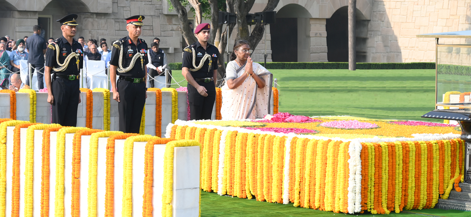 Smt. Droupadi Murmu, Hon'ble President of India pays tribute to Gandhi ji