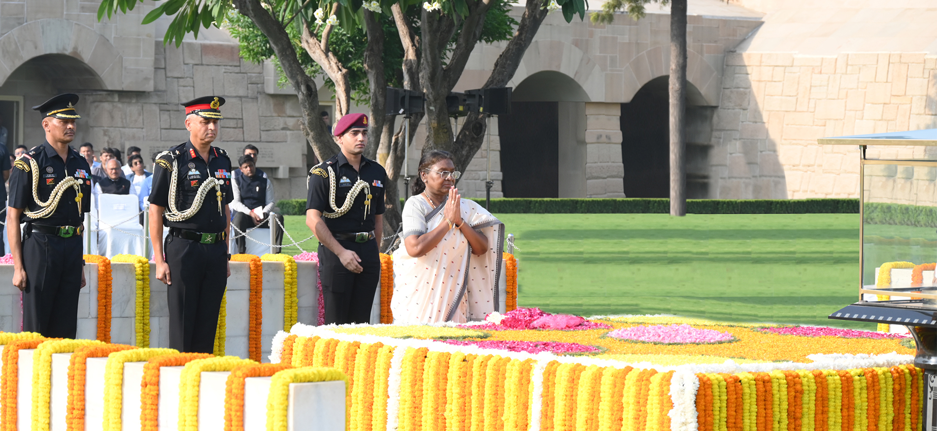 Smt. Droupadi Murmu, Hon'ble President of India pays tribute to Gandhi ji
