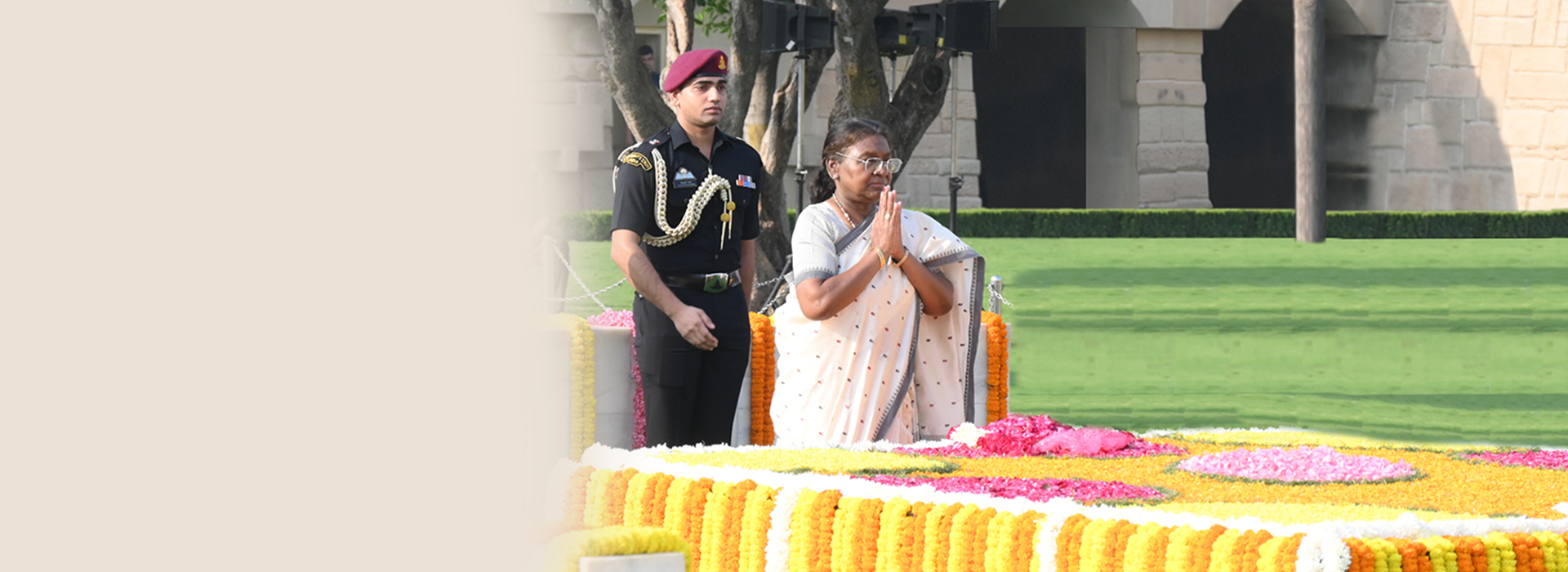 Smt. Droupadi Murmu, Hon'ble President of India pays tribute to Gandhi ji
