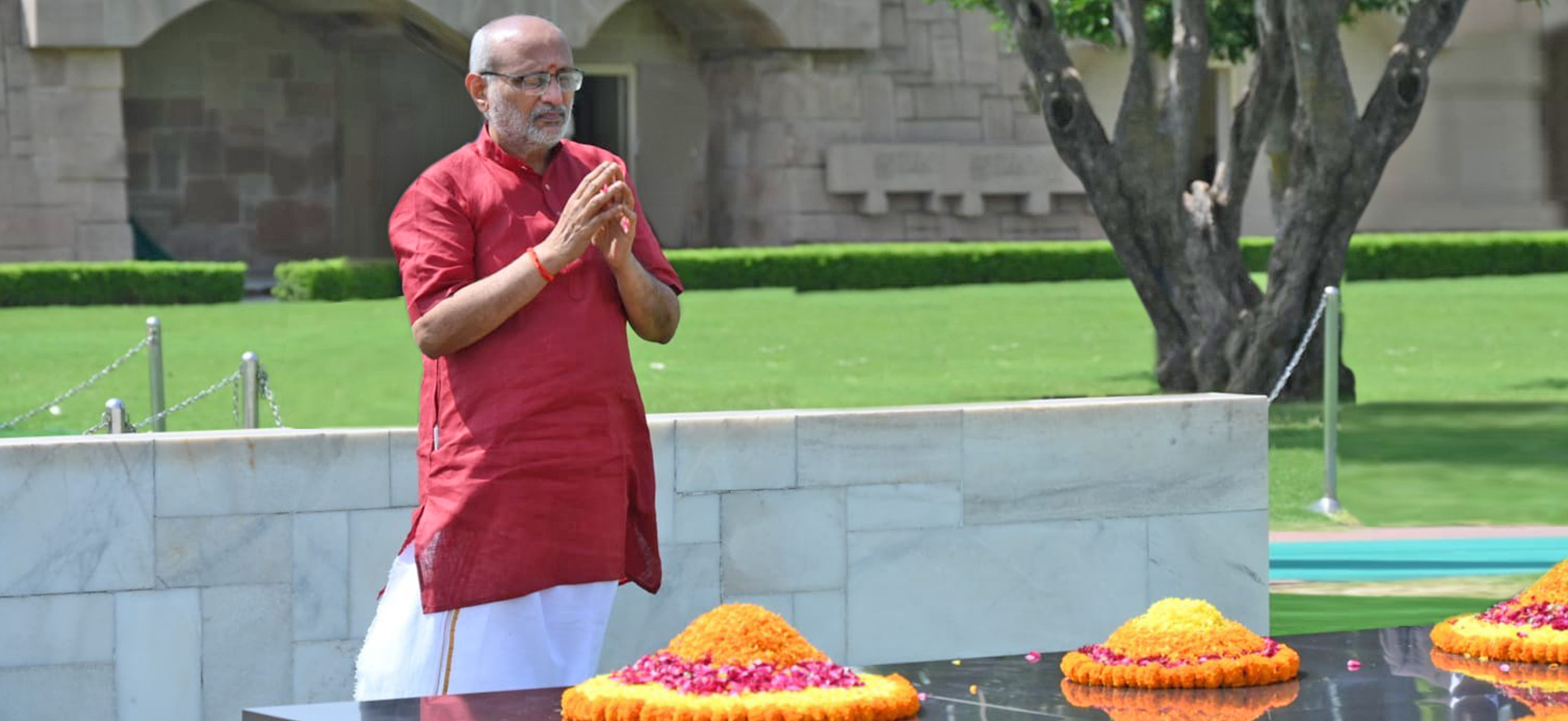 Shri CP Radhakrishnan, Hon'ble vice President of India pays tribute to Gandhi ji