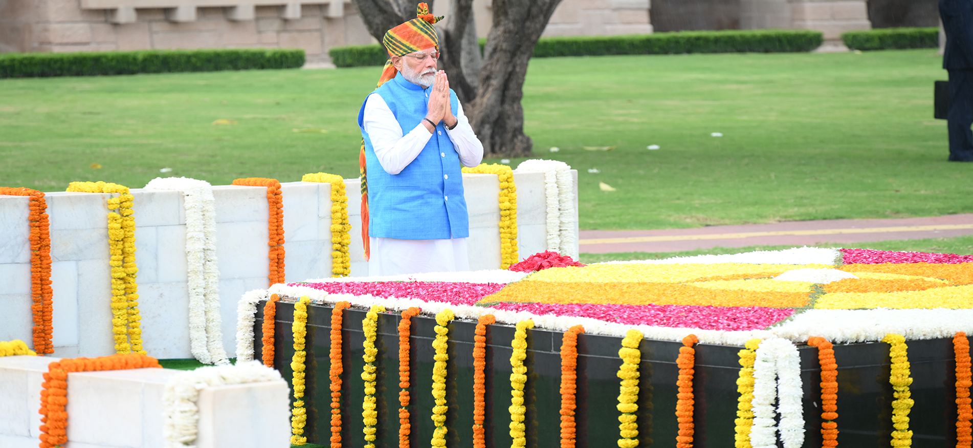 Shri Narendra Modi, Hon'ble Prime Minister of India pays tribute to Gandhi ji