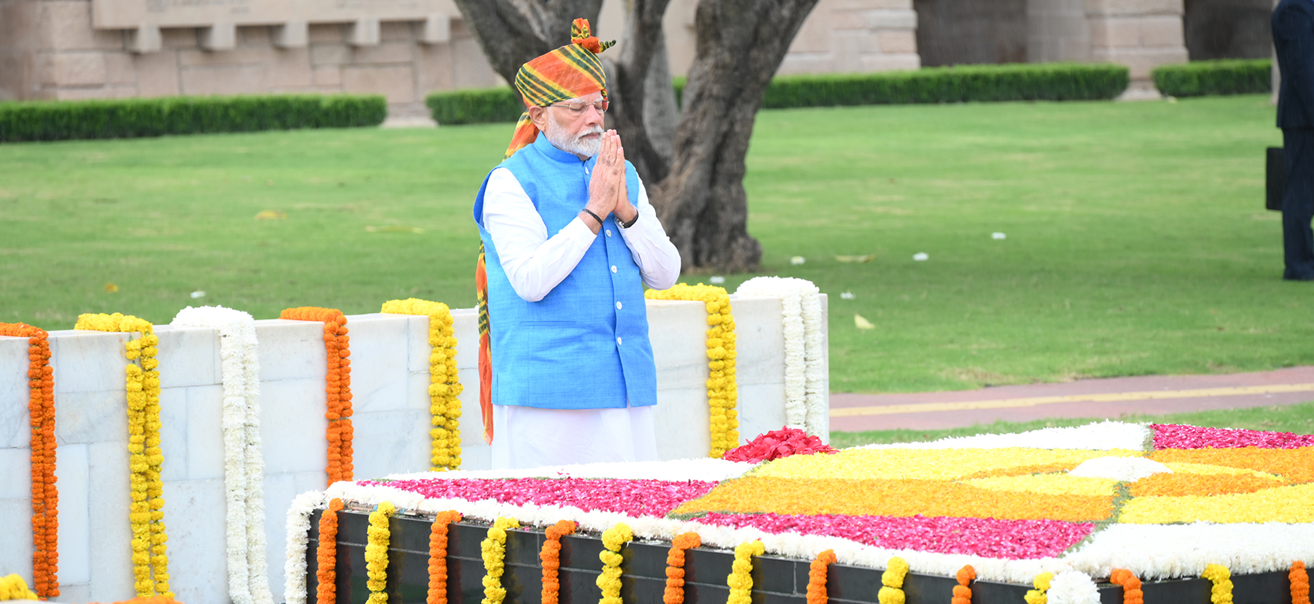 Shri Narendra Modi, Hon'ble Prime Minister of India pays tribute to Gandhi ji