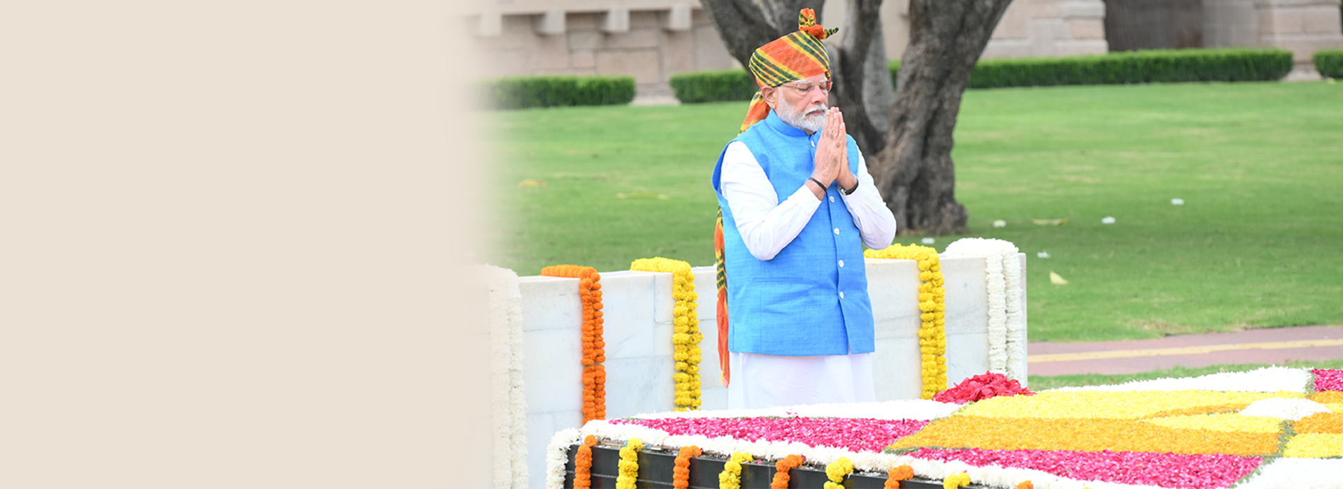 Shri Narendra Modi, Hon'ble Prime Minister of India pays tribute to Gandhi ji
