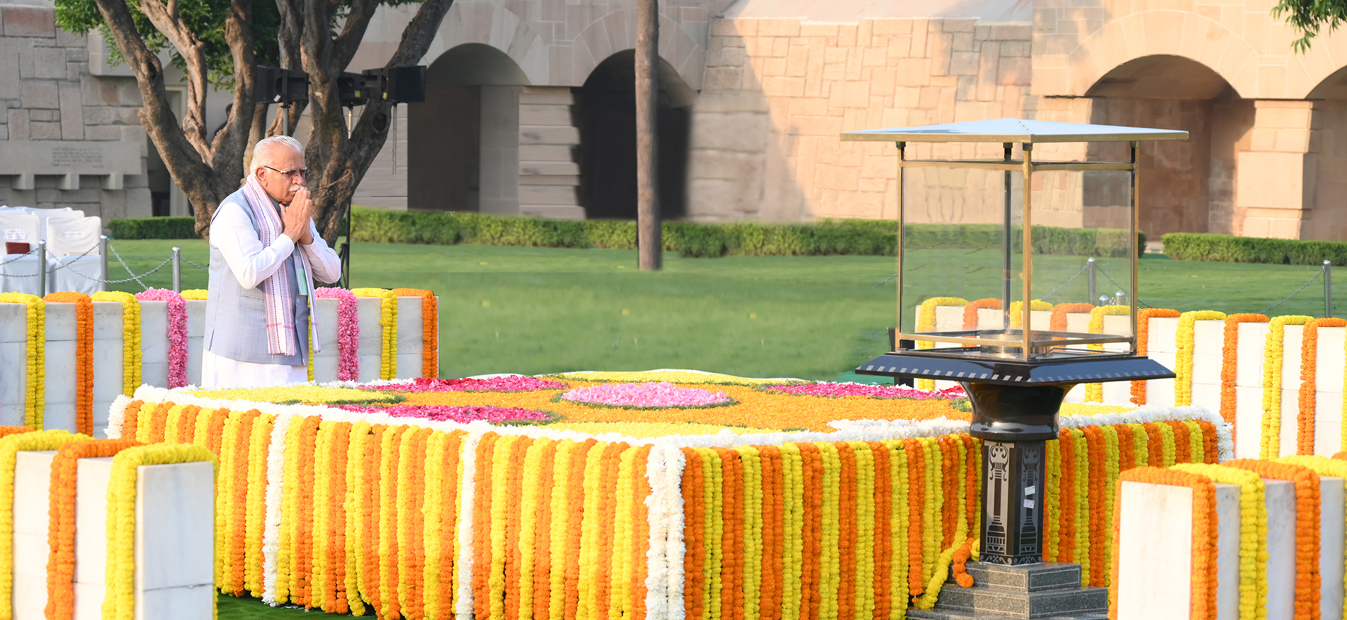 Shri Manohar Lal, Hon'ble Minister of Housing &  Urban Affairs & Chairman Rajghat Samadhi Committee pays tribute to Gandhi ji