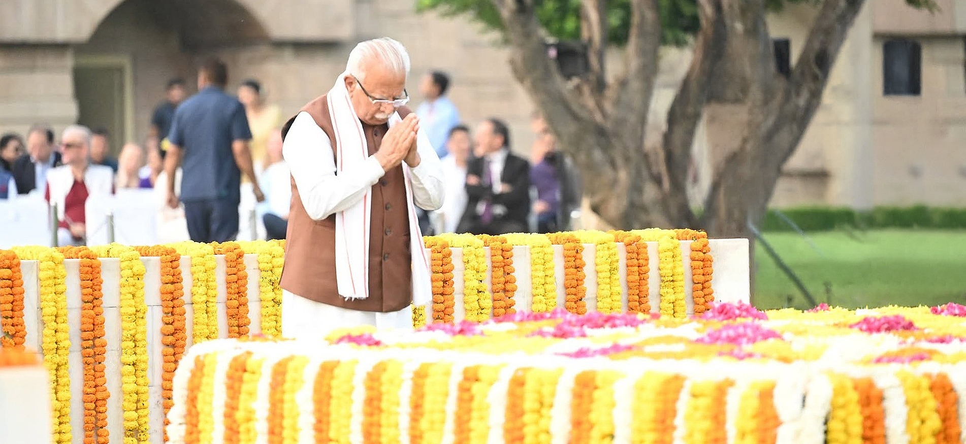 Shri Manohar Lal, Hon'ble Minister of Housing &  Urban Affairs & Chairman Rajghat Samadhi Committee pays tribute to Gandhi ji