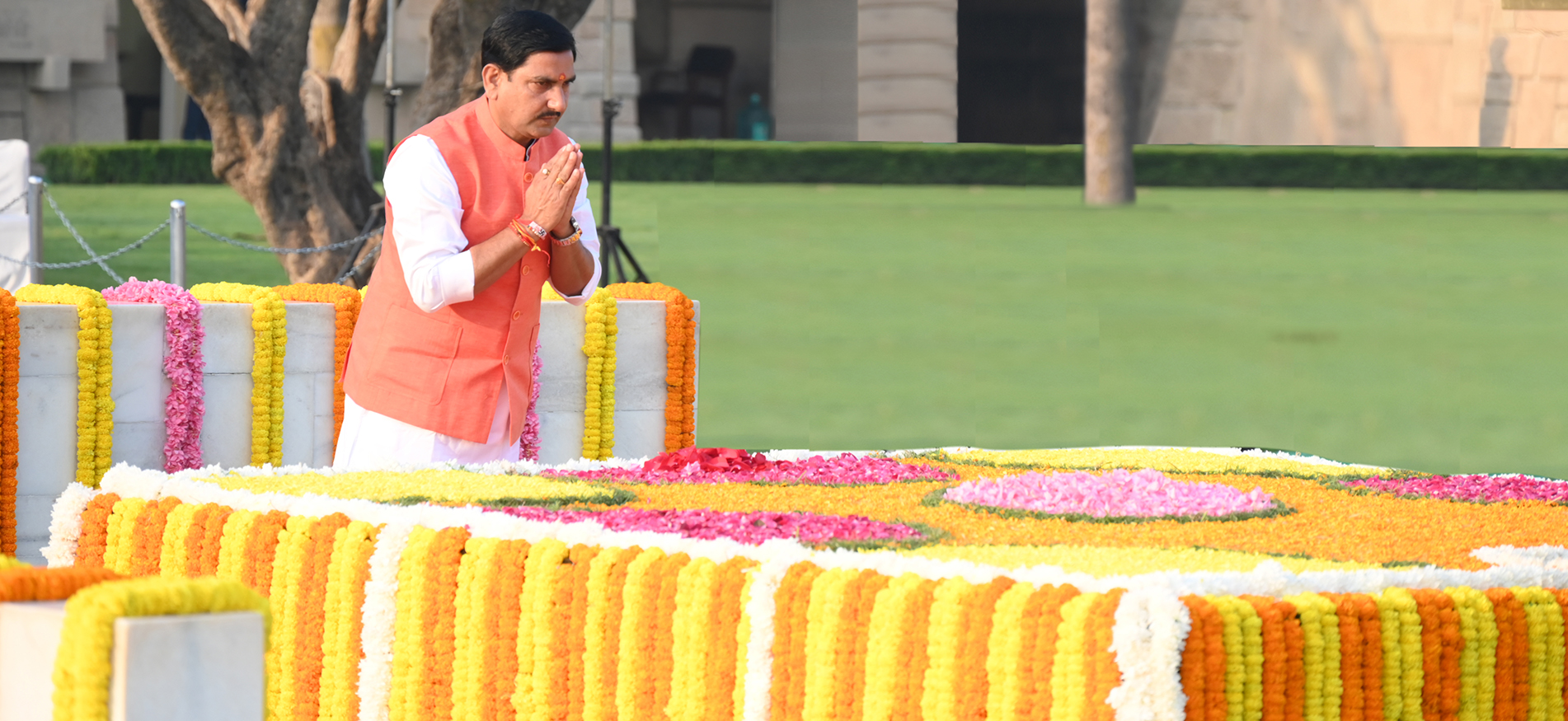 Shri Tokan Sahu, Hon'ble Minister of State for Housing and Urban Affairs pays tribute to Gandhi ji