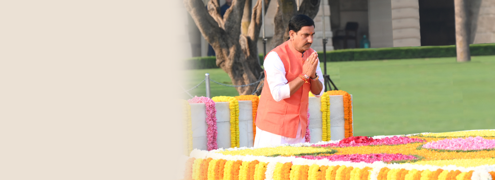 Shri Tokan Sahu, Hon'ble Minister of State for Housing and Urban Affairs pays tribute to Gandhi ji