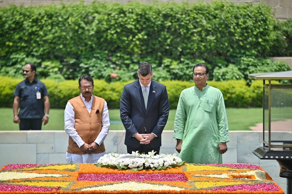 Paraguay President Palacios pays tribute to Mahatma Gandhi at Rajghat on 02.06.2025